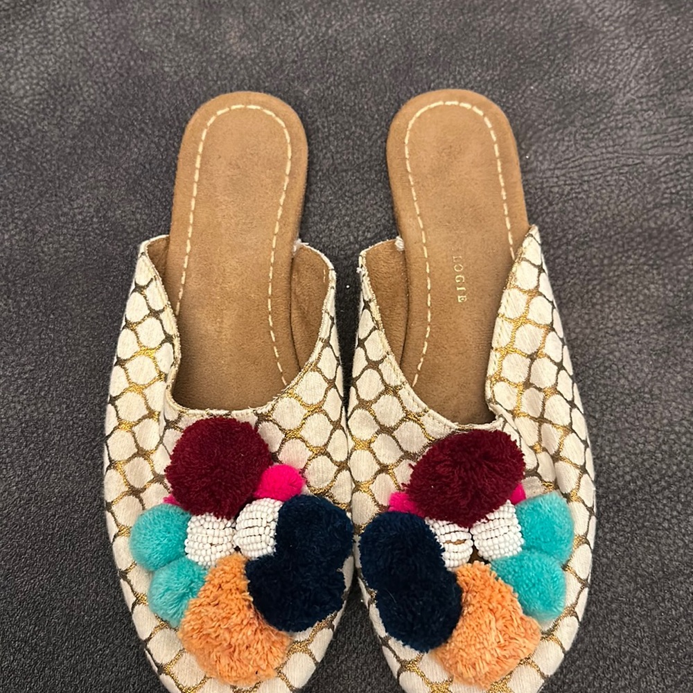 Anthropologie slippers with colorful pompoms Size 8